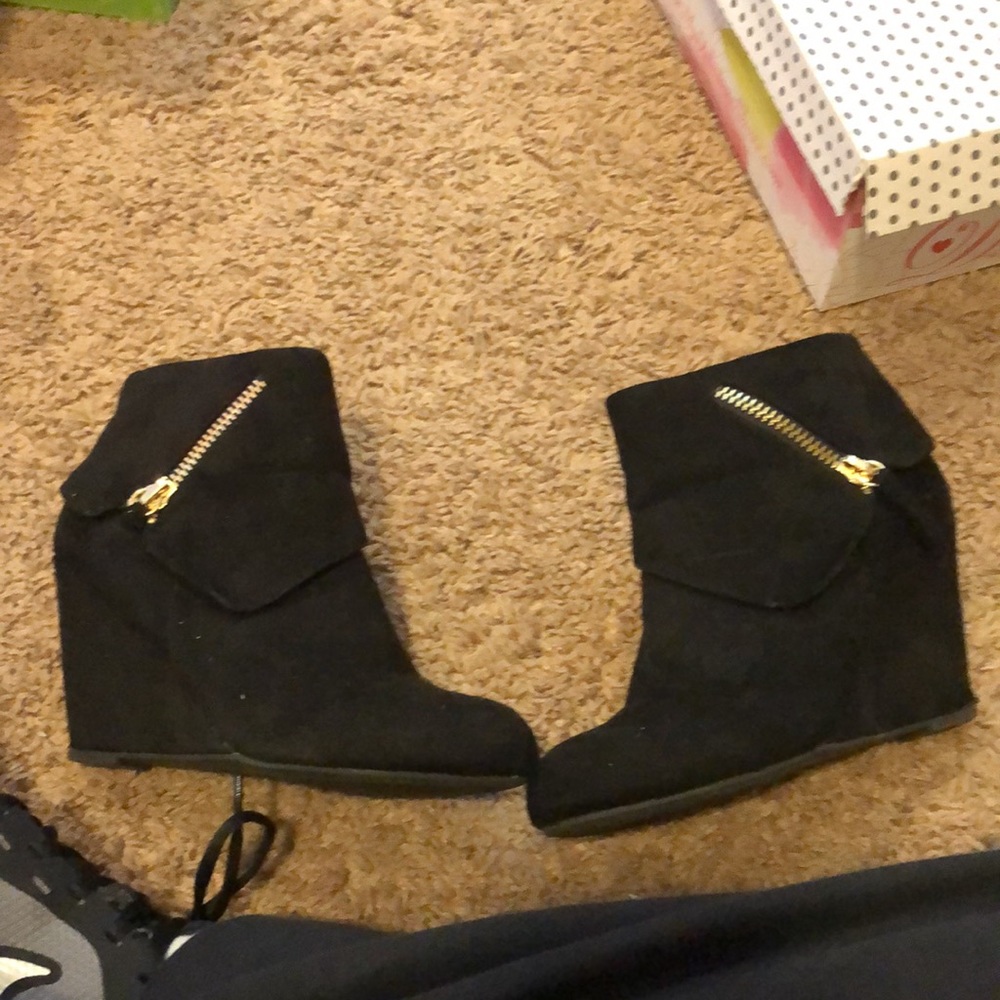 Rebel by ZiGi Size 7 Black Suede Ankle wedge boot